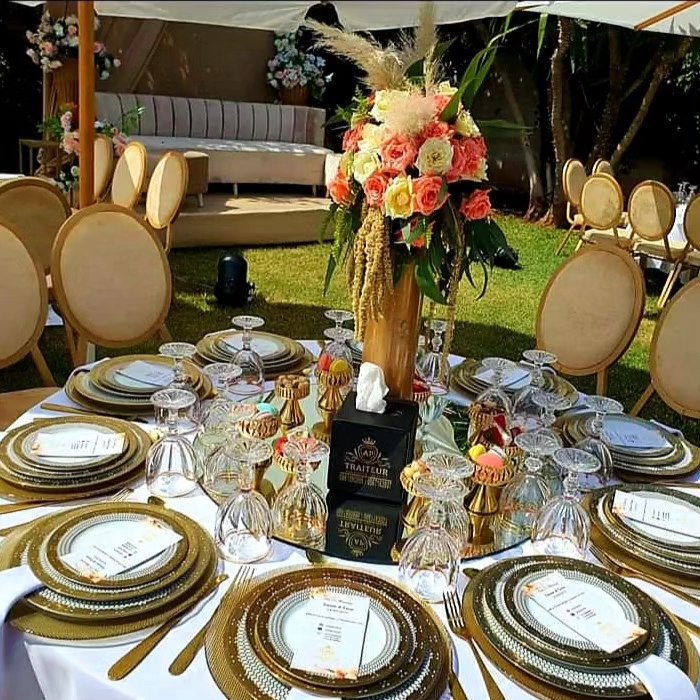 Table d'honneur élégante décorée par Sqalli Events